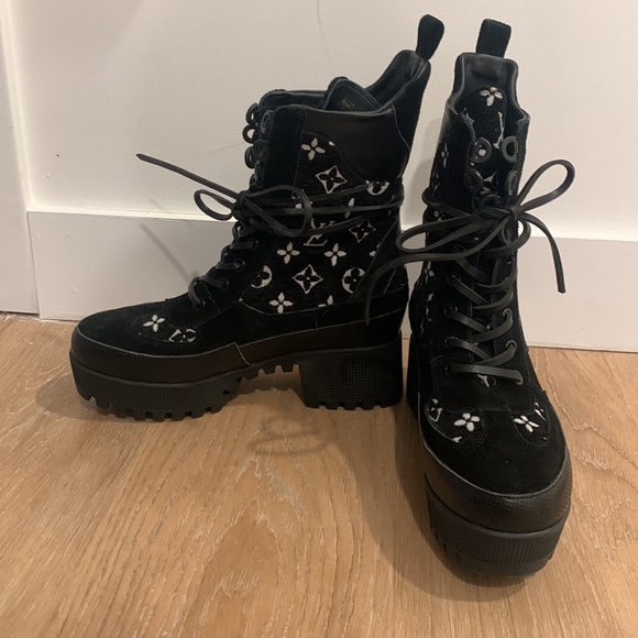 Black velour platform lace up heeled boots - Picture 4 of 7